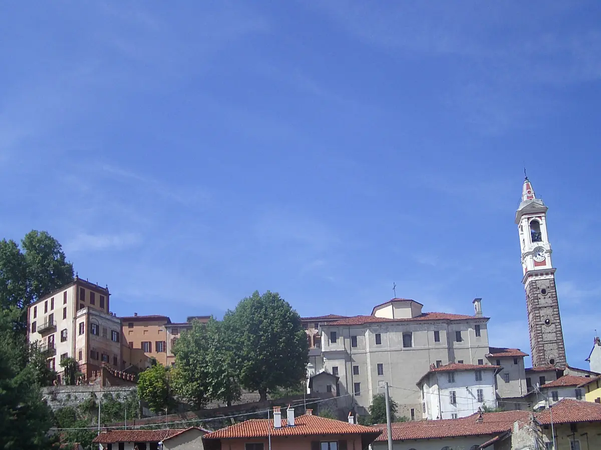 Il paese di Azeglio con il campanile e le case antiche sotto il cielo azzurro