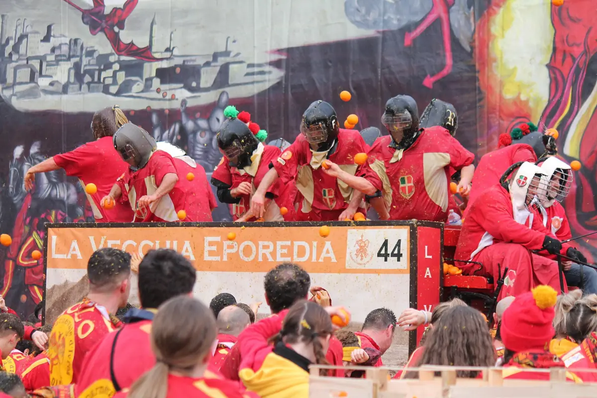 Squadre con protezioni durante la Battaglia delle Arance al Carnevale di Ivrea