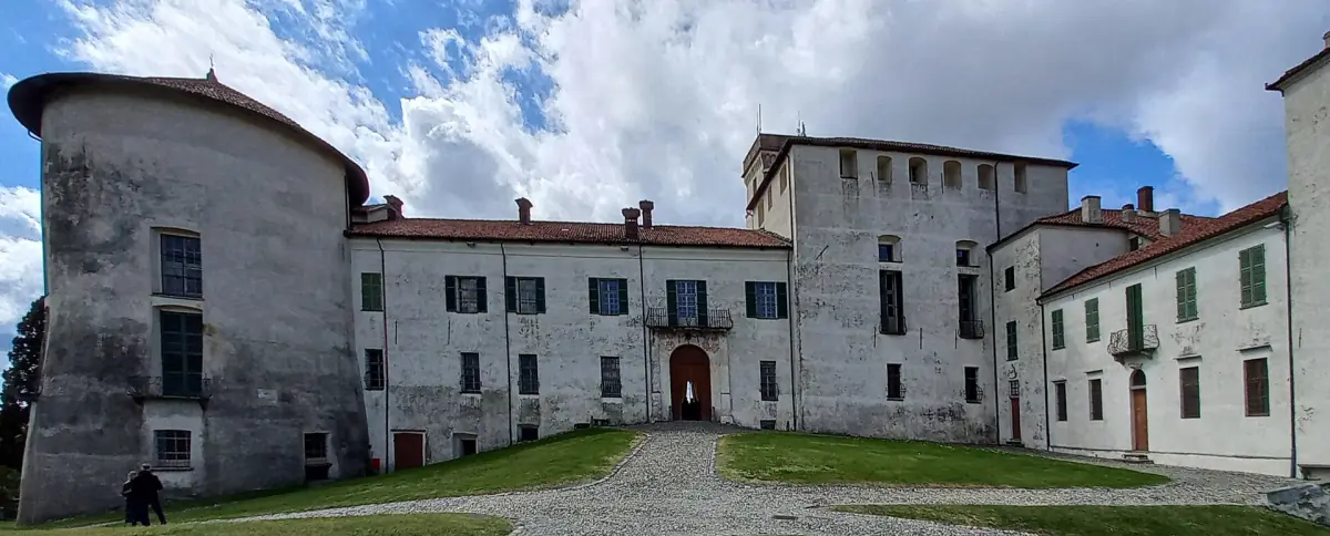 Il Castello di Masino con le torri e il cortile sotto un cielo nuvoloso