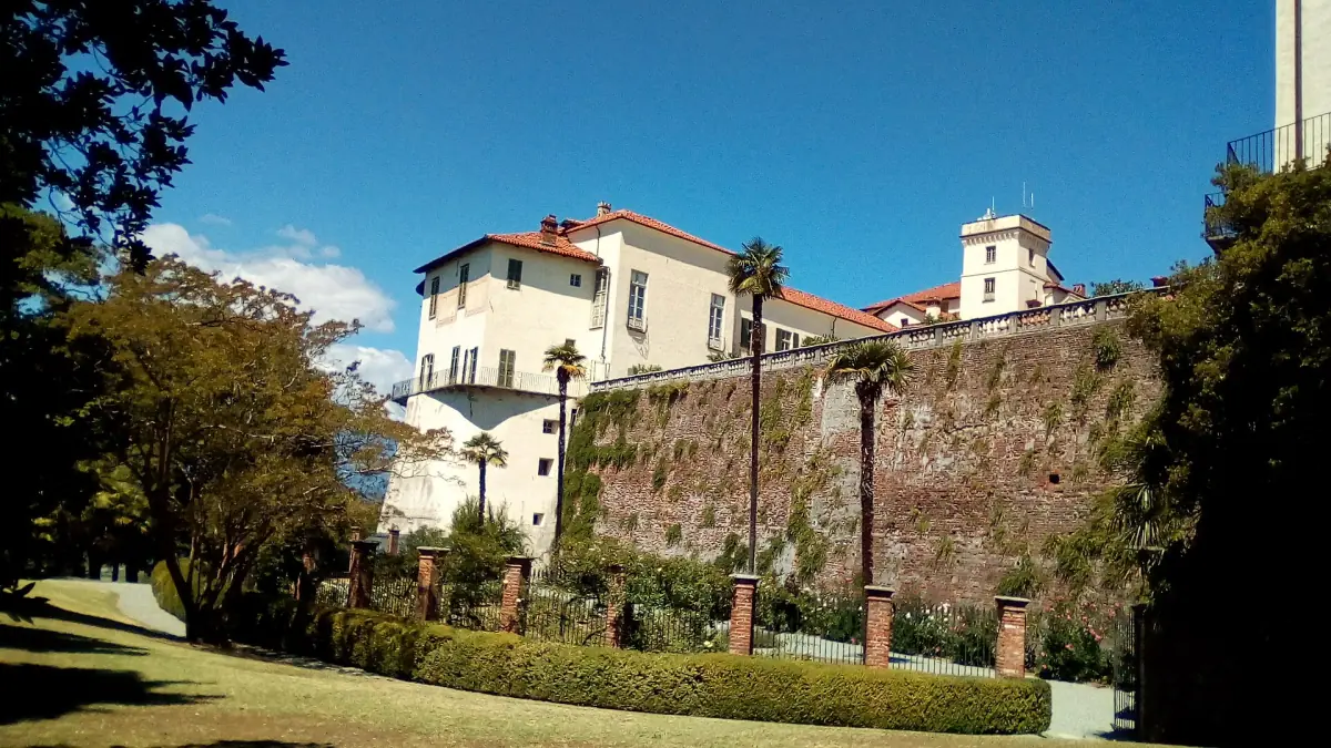 Giardini a terrazze e mura del Castello di Masino con palme
