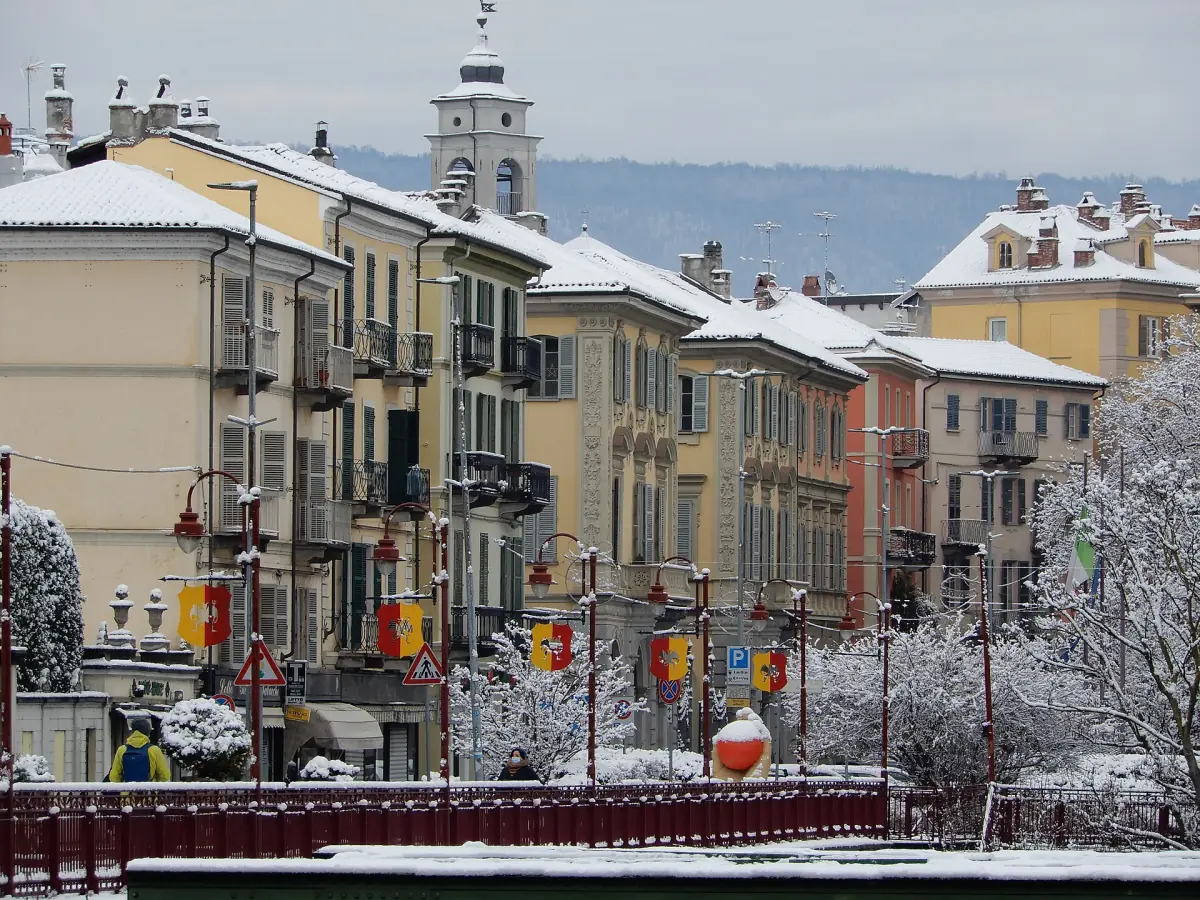 Case colorate lungo la Dora Baltea a Ivrea con una leggera nevicata