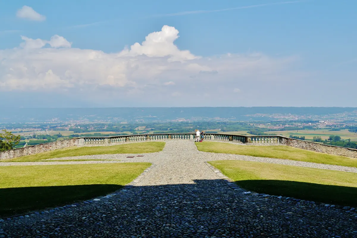 Vista sulla pianura piemontese dal bastione del Castello di Masino