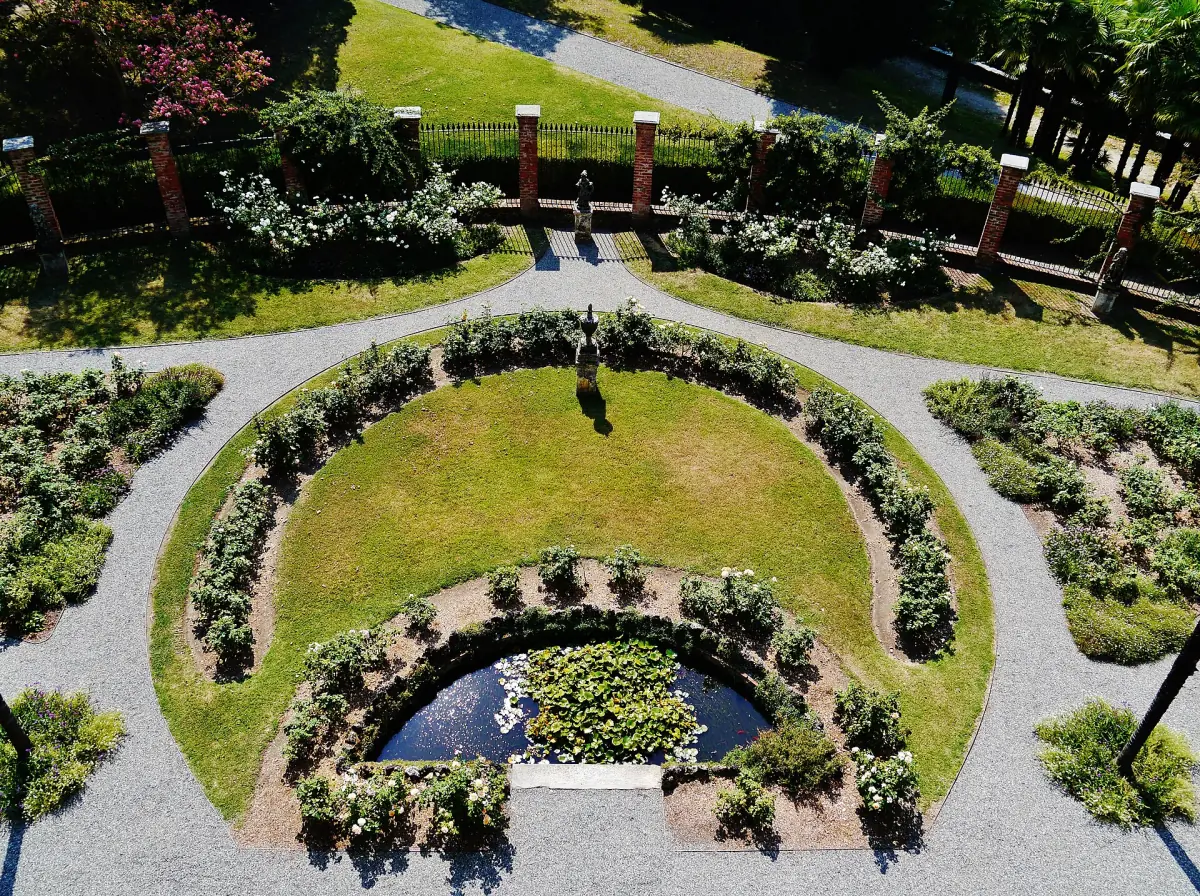 Parterre del giardino all'italiana con siepi curve al Castello di Masino