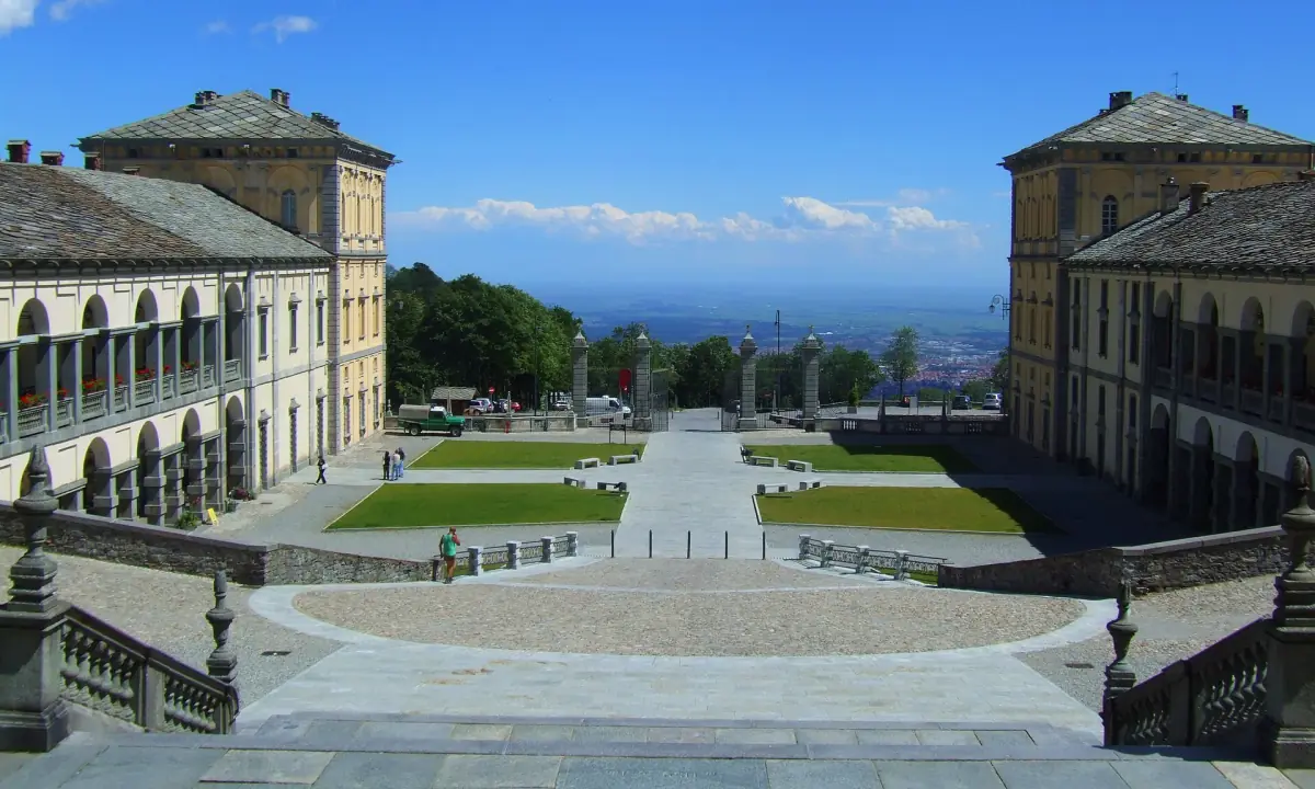 Cortile porticato del Santuario di Oropa con vista sulla pianura