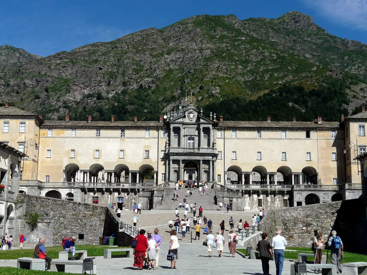 Prima piazza del Santuario di Oropa con i pendii montani alle spalle