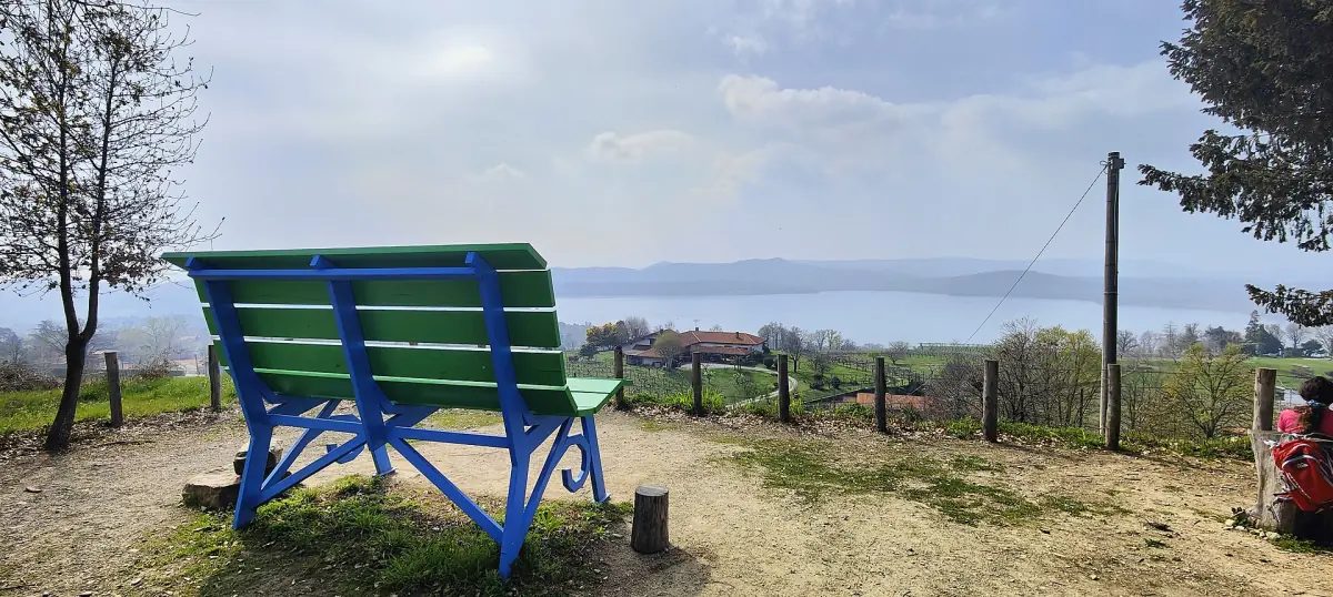 Panchina gigante blu su una collina con vista sul Lago di Viverone