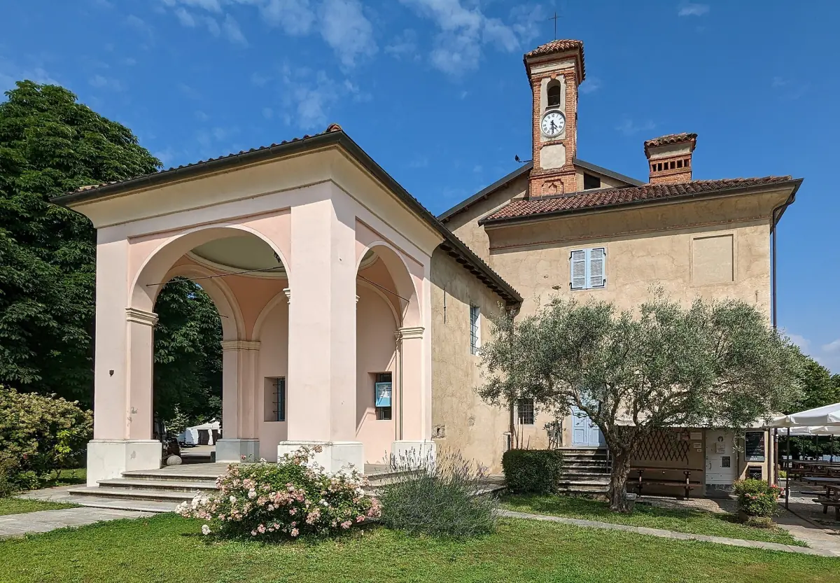 Portico e campanile della chiesa di Santa Maria a Piverone