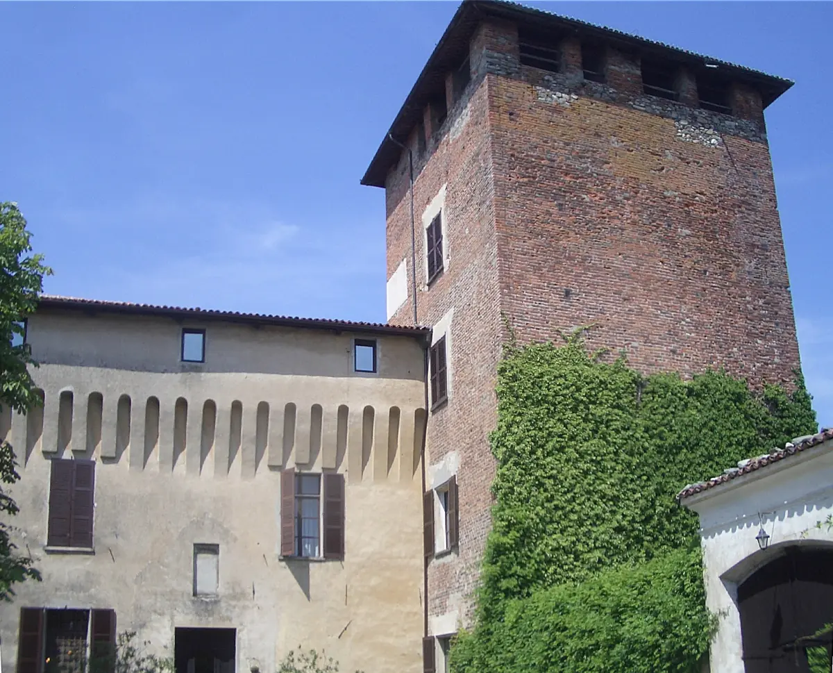 Torre in mattoni e mura del Castello di Roppolo con l'edera