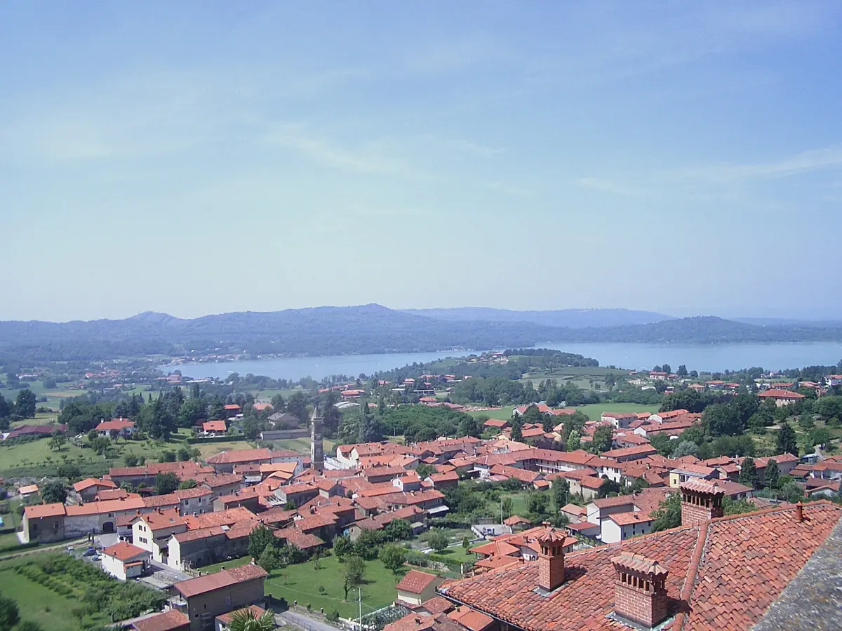 Tetti rossi di Roppolo con il lago e le colline visti dal castello