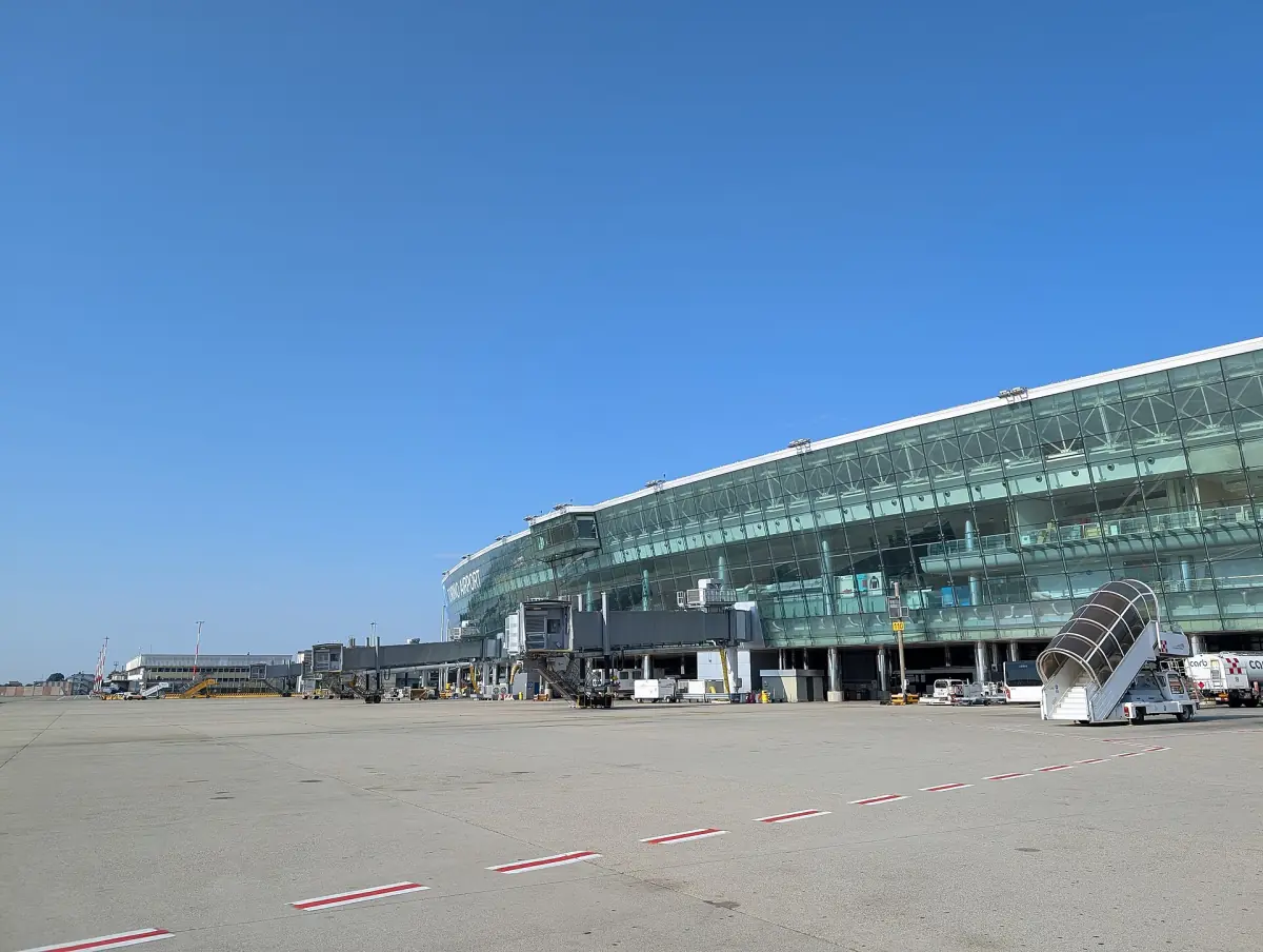 Facciata a vetri del terminal di Torino Airport vista dal piazzale