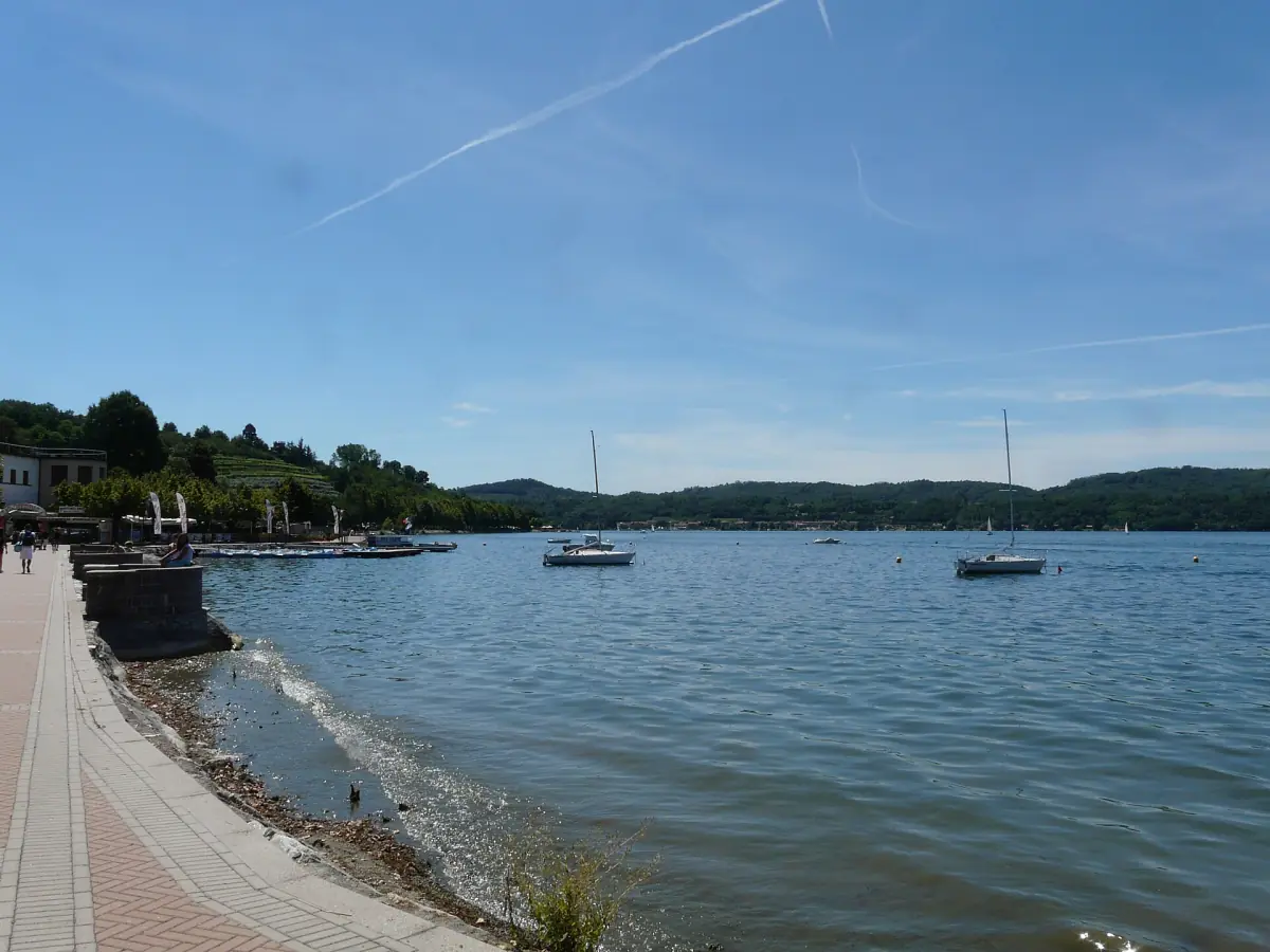 Lungolago con barche a vela sul Lago di Viverone