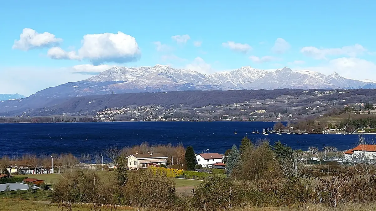 Veduta del Lago di Viverone dall'alto con le Alpi innevate all'orizzonte