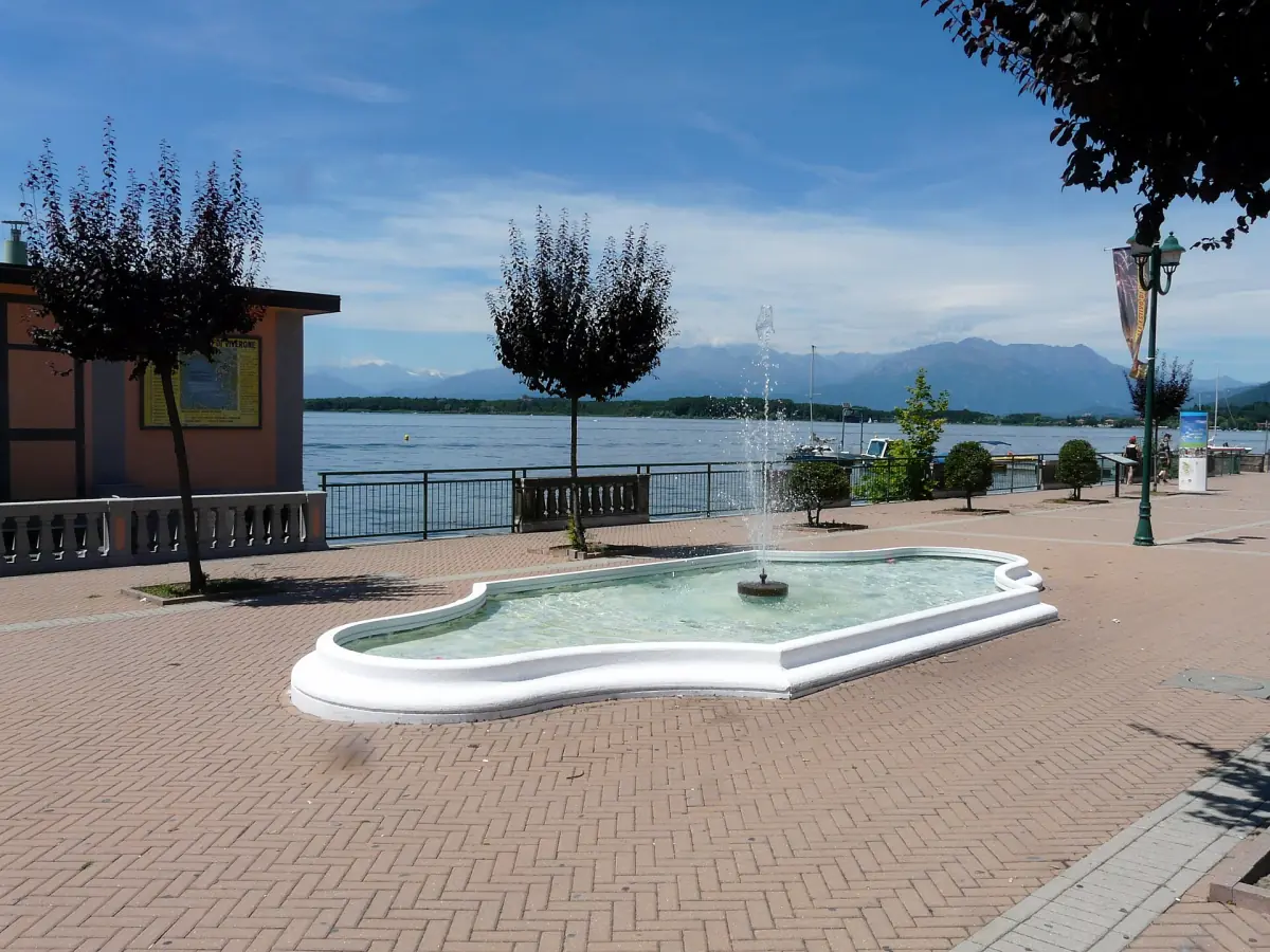 Piazza sul lago con fontana e alberi accanto al Lago di Viverone