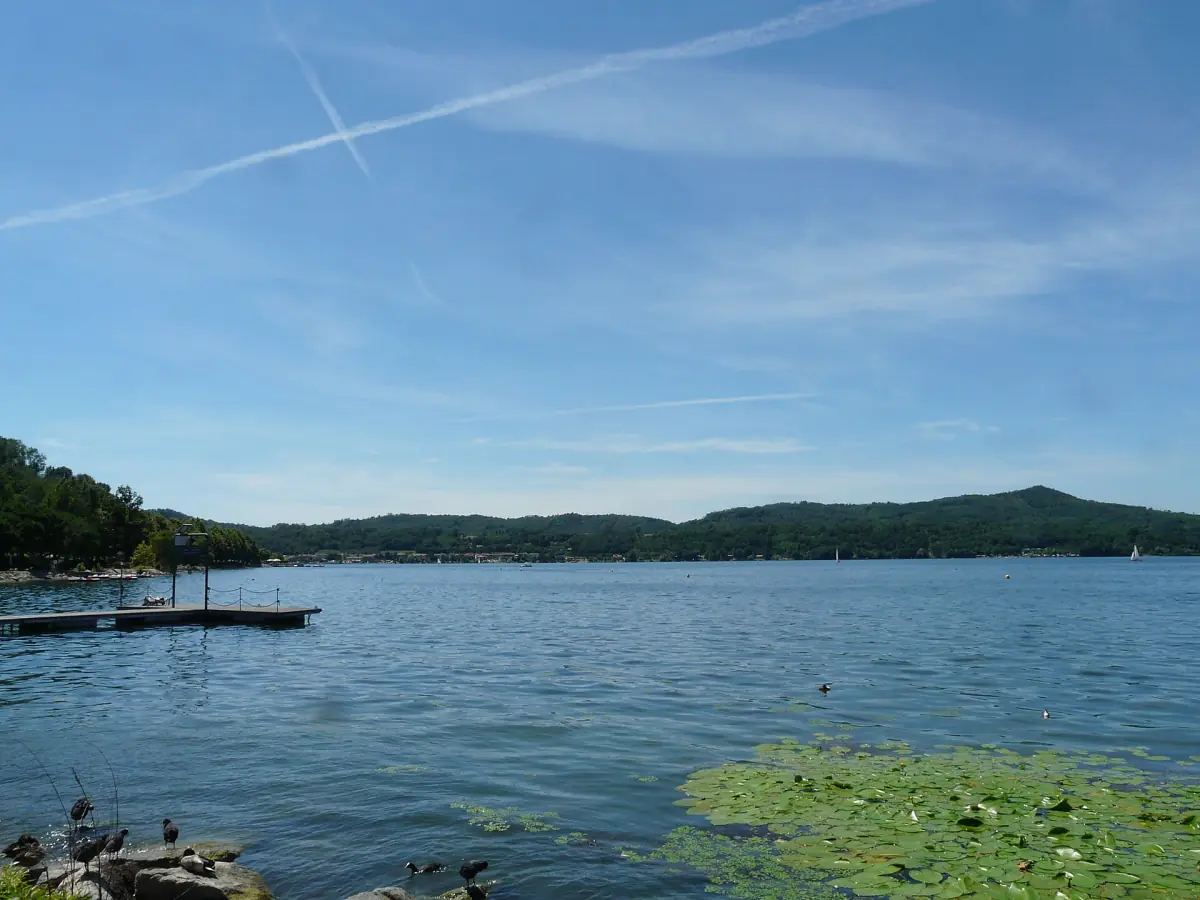 Piccolo pontile in legno sull'acqua azzurra del Lago di Viverone