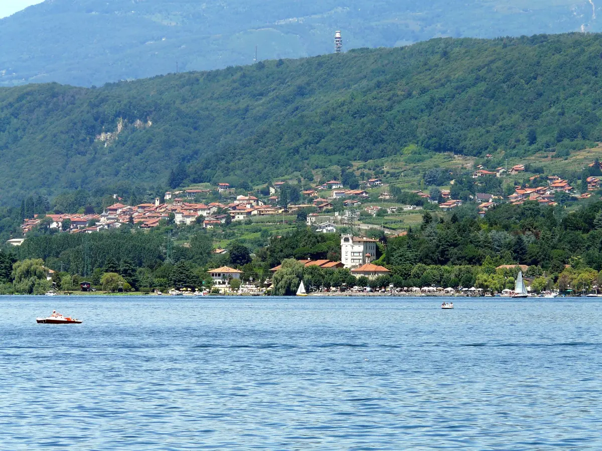 Le case di Viverone sulla riva del lago con le colline boscose alle spalle